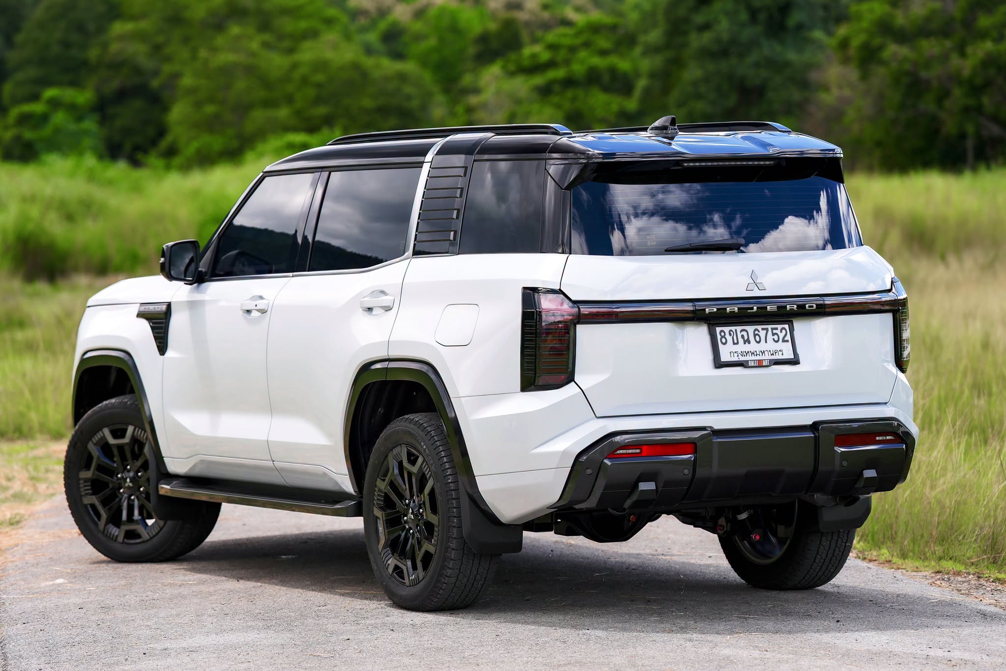 2027 Mitsubishi Pajero 2.jpg 2027 Mitsubishi Pajero 2.jpg