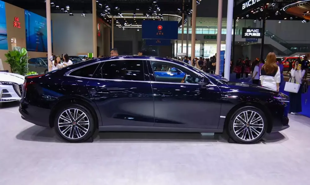 Hongqi H7 thế hệ mới chính thức trình làng, chạy 240 km không tốn xăng - Ảnh 4.
