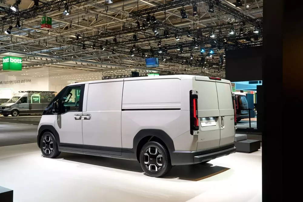 kia-pv7-cargo-3-c847 Kia PV7 trình làng, phả hơi nóng lên Ford Transit - Ảnh 8.