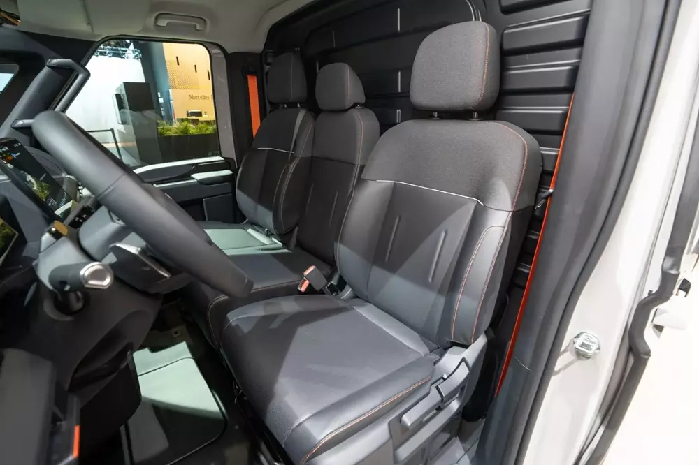 kia-pv7-cargo-4-bbd5 Kia PV7 trình làng, phả hơi nóng lên Ford Transit - Ảnh 11.