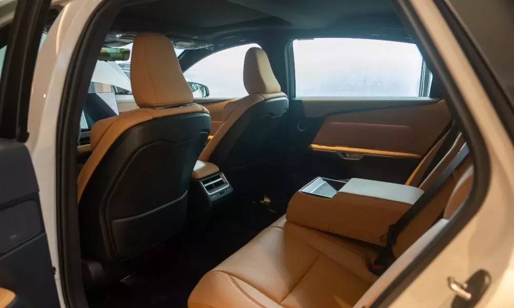 lexus-es-10-ed69 Lexus ES 2027 sở hữu khoảng duỗi chân rộng rãi ở phía sau
