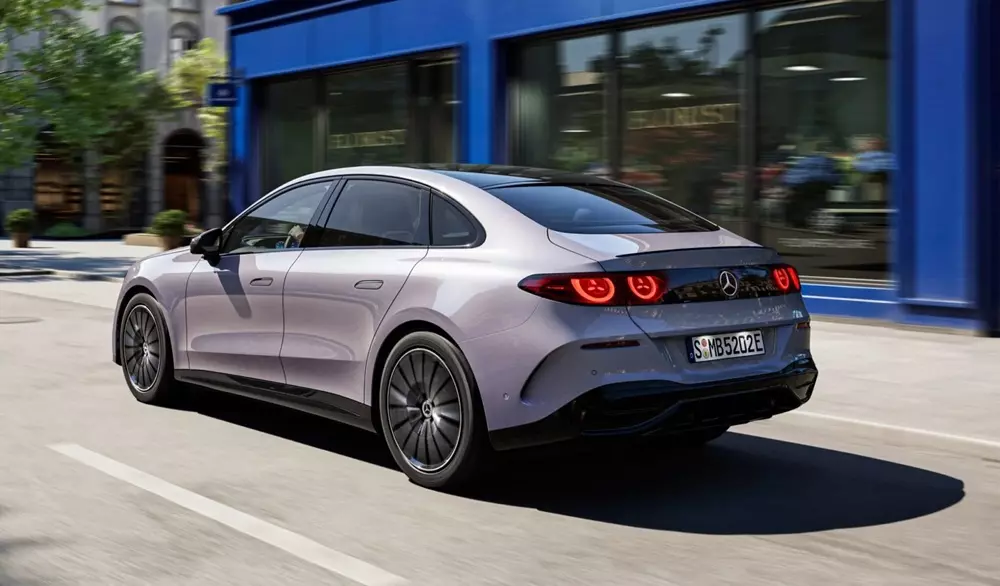 mercedes-benz-c-class-electric-1-25c9 Mercedes-Benz C-Class Electric có thêm bản tiêu chuẩn mới, giá rẻ hơn, trang bị không bị cắt nhiều - Ảnh 2.