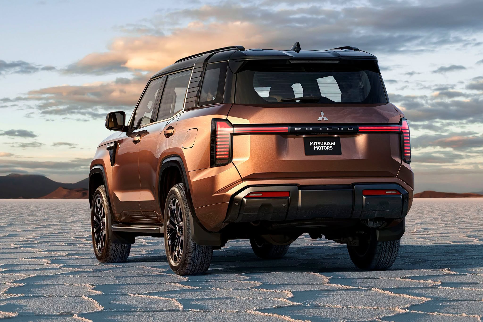 Mitsubishi Pajero (1).jpg Mitsubishi Pajero (1).jpg