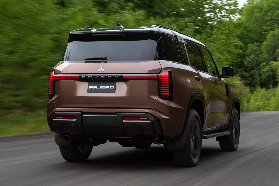 Mitsubishi Pajero.png Mitsubishi Pajero.png