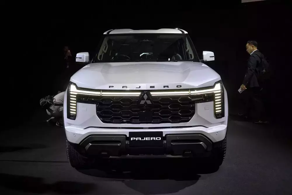 mitsubishi-pajero-2027-3-4624 Mitsubishi Pajero 2027 bản cao cấp nhất dùng lưới tản nhiệt tổ ong sơn đen