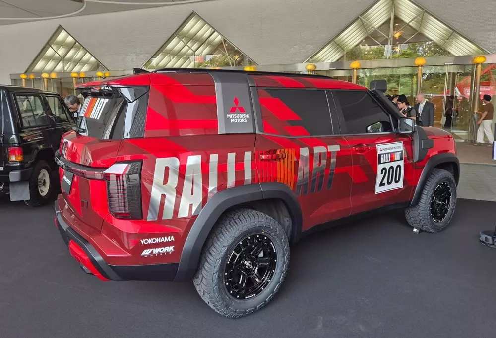 mitsubishi-pajero-ralliart-concept-3-c217 Mitsubishi Pajero Rally Concept sở hữu lớp đề-can màu đỏ cùng các họa tiết Ralliart bóng loáng