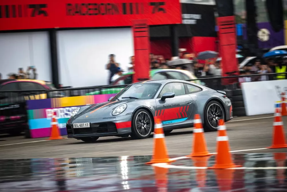 porsche-4-0e01 Hơn 100 chiếc xe sang Porsche cùng nhau quy tụ bên bờ sông Sài Gòn - Ảnh 2.