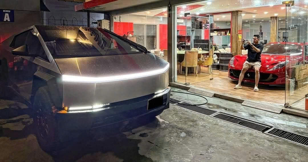Tesla (1).jpg Tesla (1).jpg