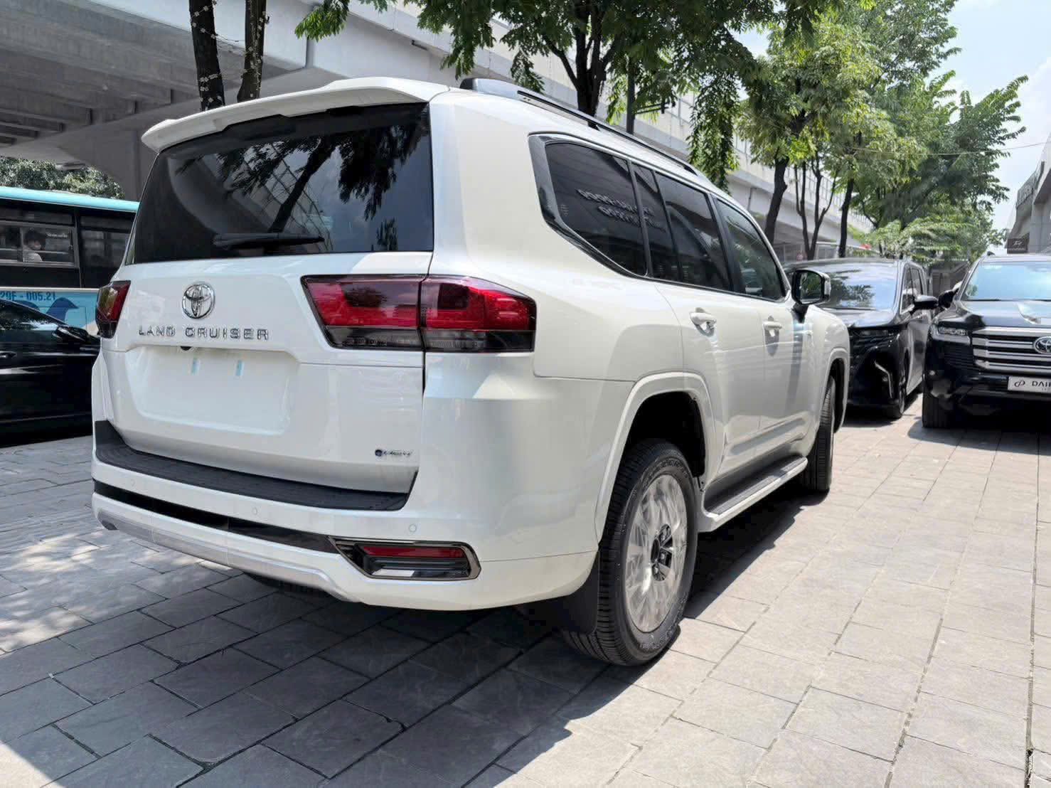 Toyota Land Cruiser 300 HEV (2).jpg Toyota Land Cruiser 300 HEV (2).jpg