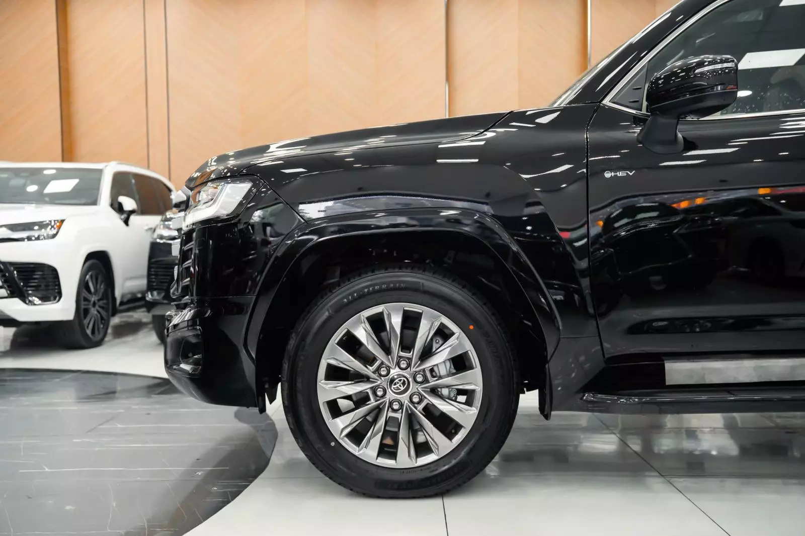 toyota-land-cruiser-hev3-dc63 Soi cận từng góc "quái thú" Toyota Land Cruiser HEV giá 4,71 tỷ đồng tại đại lý - Ảnh 5.