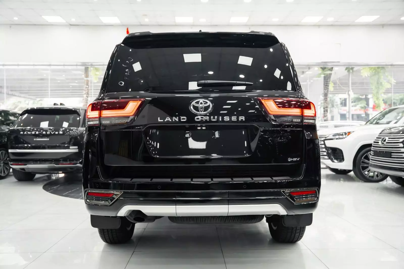 toyota-land-cruiser-hev5-d758 Soi cận từng góc "quái thú" Toyota Land Cruiser HEV giá 4,71 tỷ đồng tại đại lý - Ảnh 3.