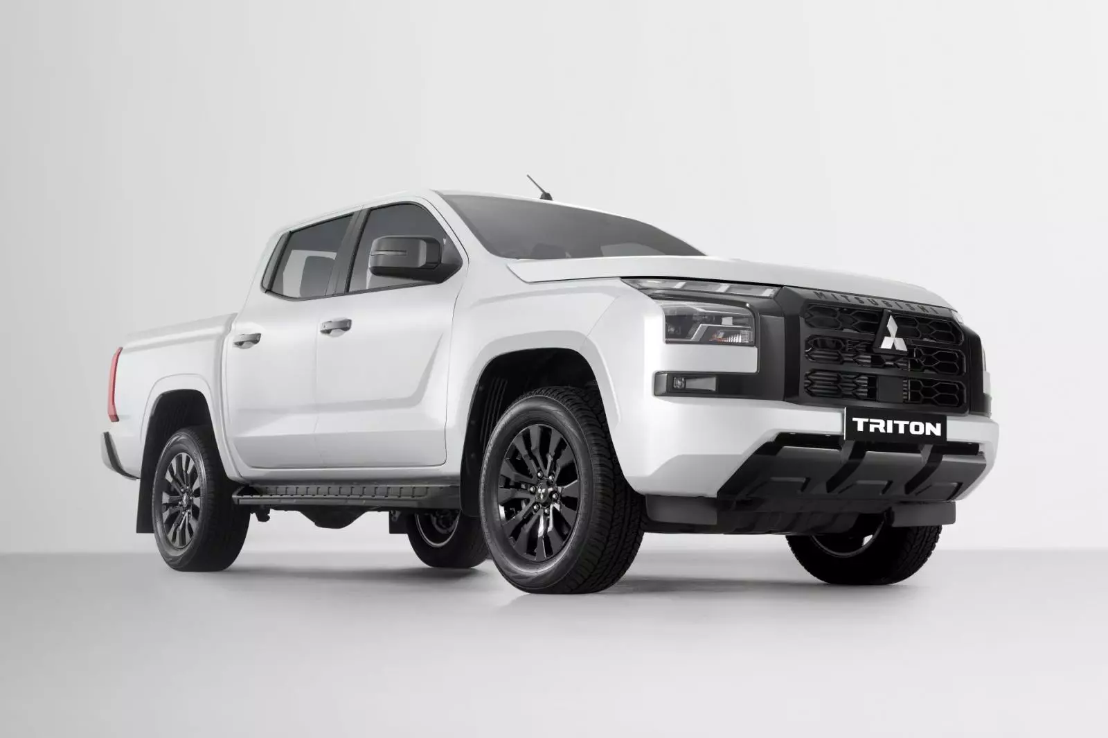 triton-2wd-premium3-0ee0 Mitsubishi Triton thêm bản hai cầu Premium, giá 782 triệu đồng - Ảnh 1.