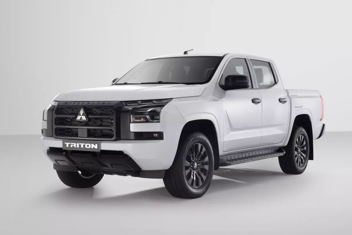 triton-2wd-premium4-2430 Mitsubishi Triton thêm bản hai cầu Premium, giá 782 triệu đồng - Ảnh 4.
