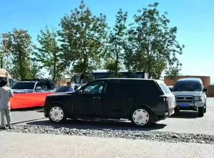yangwang-2-2d5a Lộ diện cặp đôi xe siêu sang của BYD, cạnh tranh với Rolls-Royce Phantom và Cullinan - Ảnh 3.
