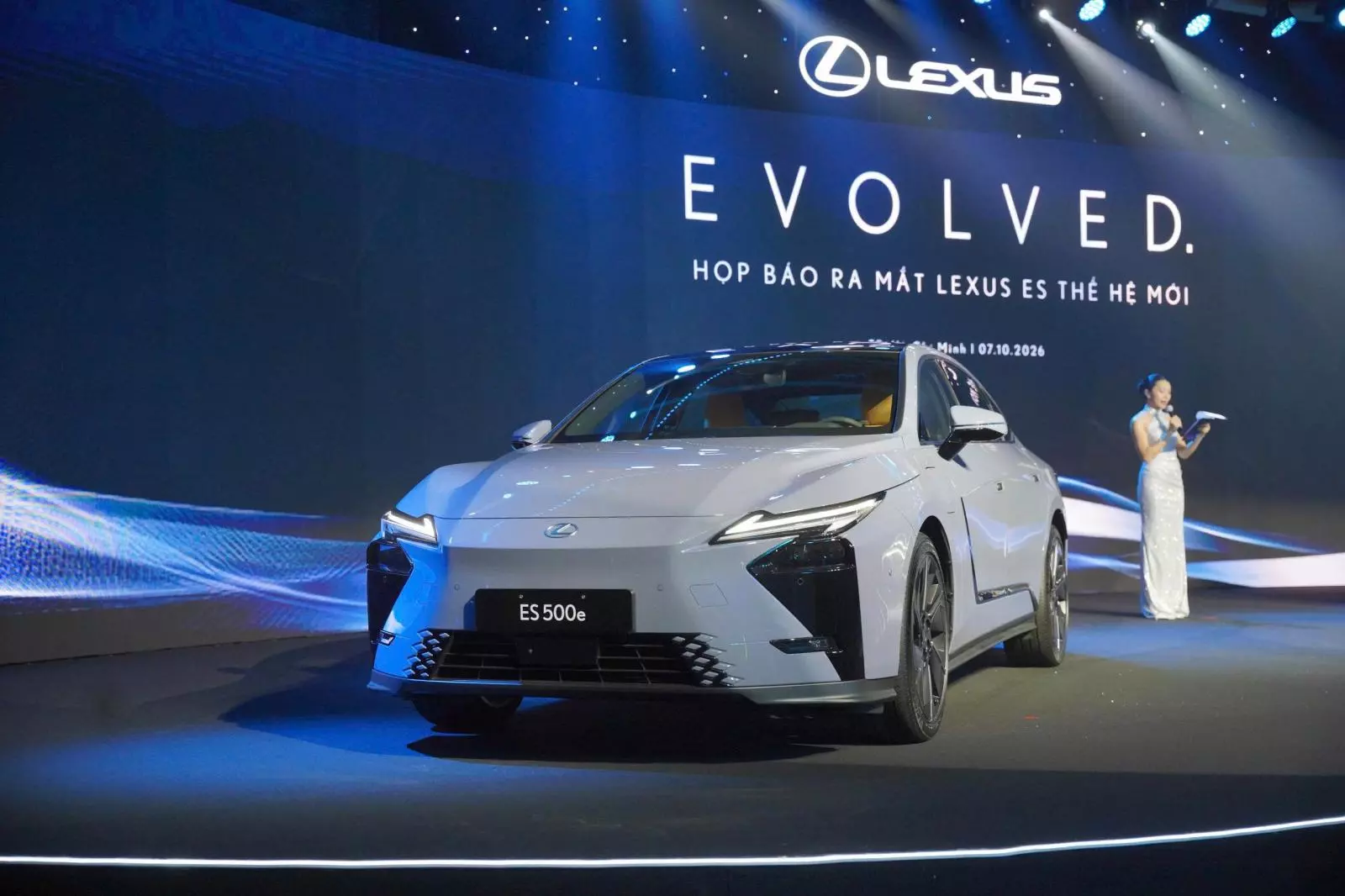 lexus-es-1-c624 Lexus ES 2026 tại Việt Nam thêm bản thuần điện ES 500e, giá từ 2,34 tỷ đồng - Ảnh 2.