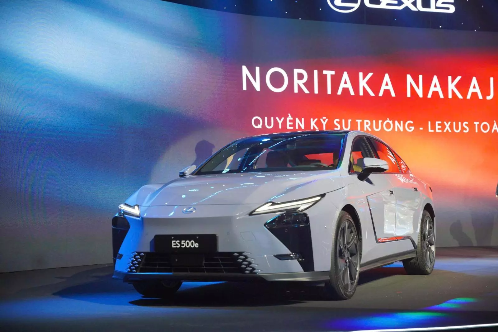 lexus-es-7-aa15 Lexus ES 2026 tại Việt Nam thêm bản thuần điện ES 500e, giá từ 2,34 tỷ đồng - Ảnh 6.