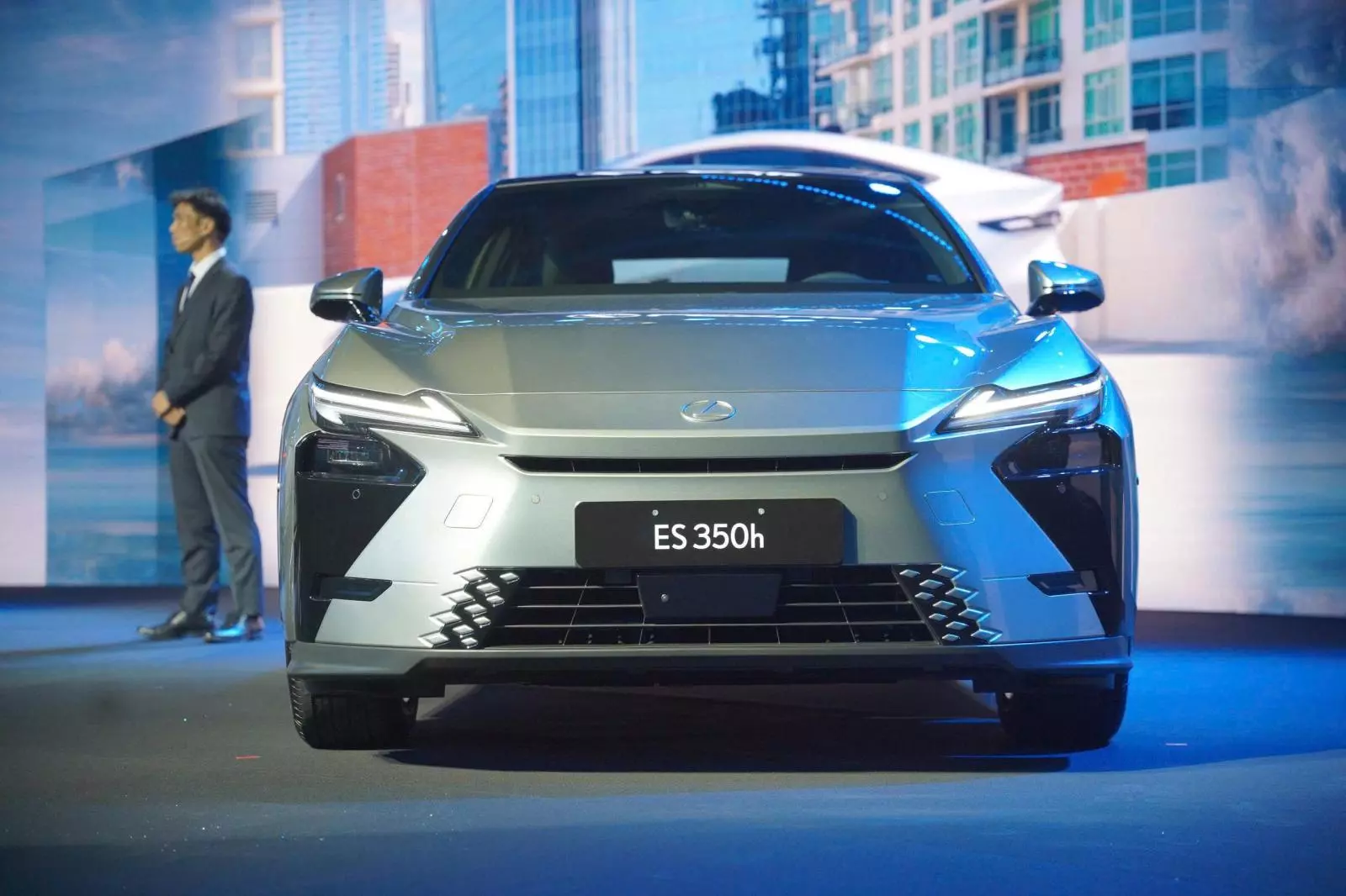 lexus-es-8-1ae5 Lexus ES 2026 tại Việt Nam thêm bản thuần điện ES 500e, giá từ 2,34 tỷ đồng - Ảnh 8.