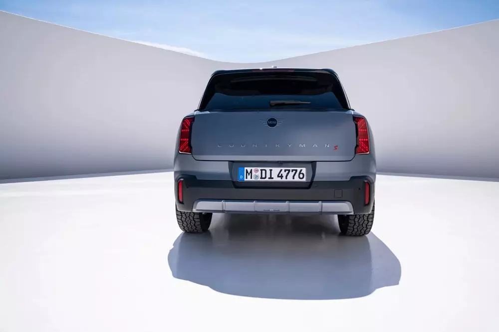 mini-countryman-untamed-edition-2027-3-e44f MINI Countryman Untamed Edition 2027 ra mắt với khoảng sáng gầm lớn hơn, trang bị sẵn lều nóc - Ảnh 6.