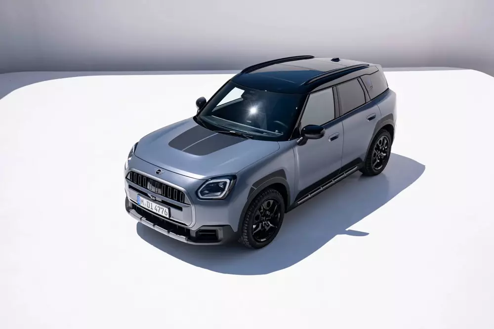 mini-countryman-untamed-edition-2027-4-3e74 MINI Countryman Untamed Edition 2027 ra mắt với khoảng sáng gầm lớn hơn, trang bị sẵn lều nóc - Ảnh 3.
