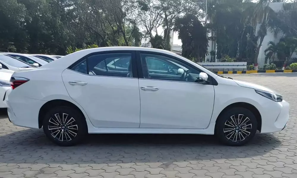 toyota-corolla-altis-2027-3-74f7 Toyota Corolla Altis thế hệ cũ chưa nghỉ hưu mà được bổ sung phiên bản nâng cấp - Ảnh 11.